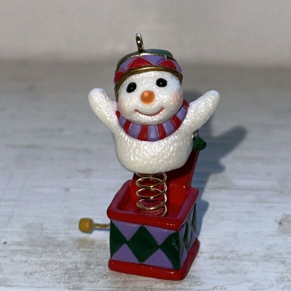 Vintage 1999 new in box Hallmark Snowy Surprise miniature keepsake ornament - Picture 4 of 5